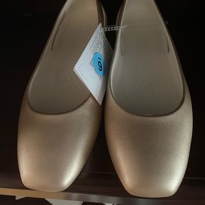 NWT Croc’s Sloane Gold Metallic Flats